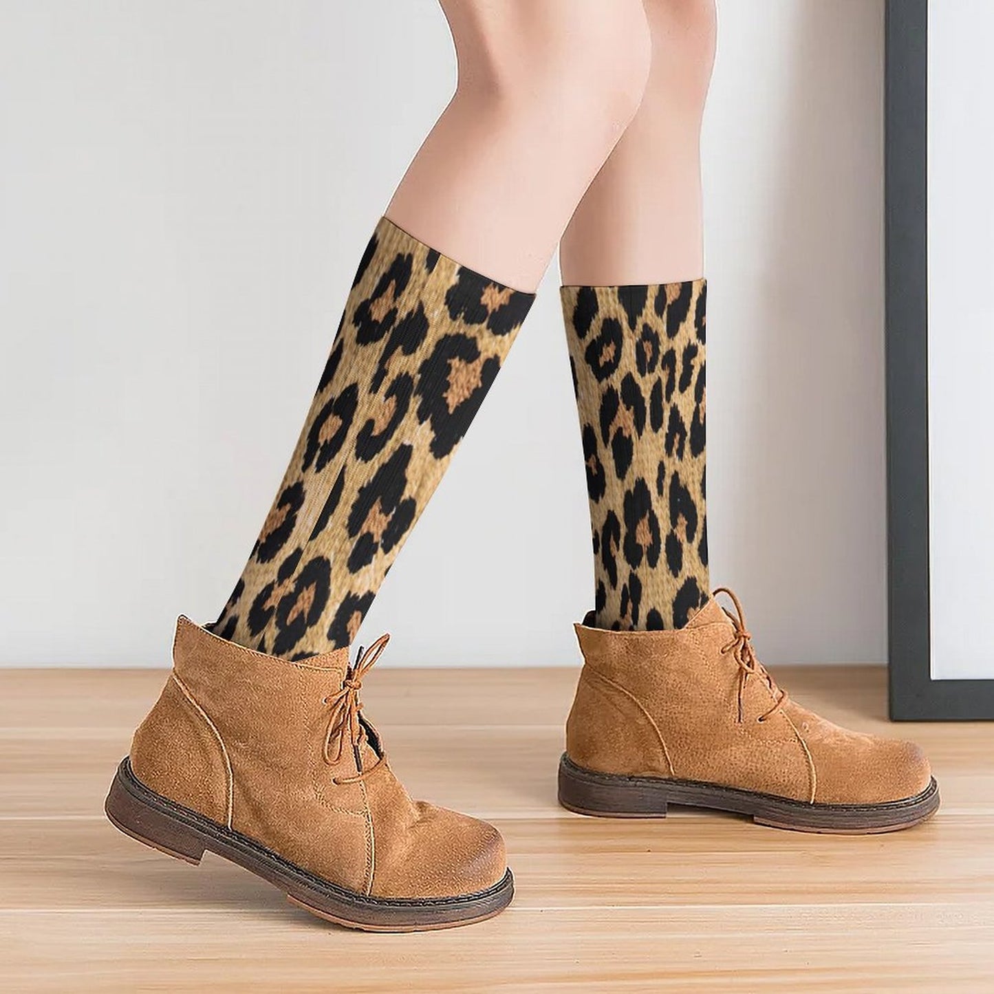 Chaussettes montantes léopard sable – respirantes, anti-glisse & confort mollets – impression all-over | Big Smiles