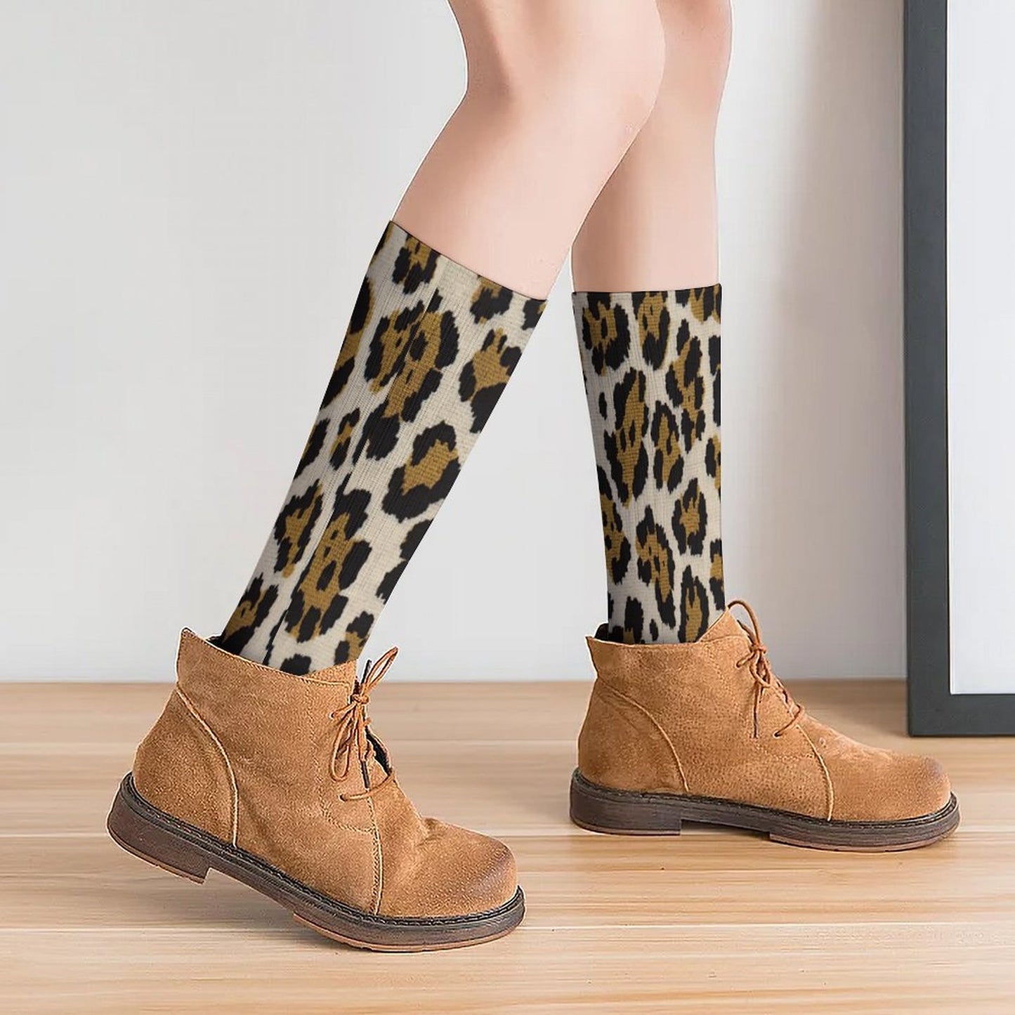 Chaussettes montantes léopard beige – respirantes, anti-glisse & confort mollets – impression all-over | Big Smiles