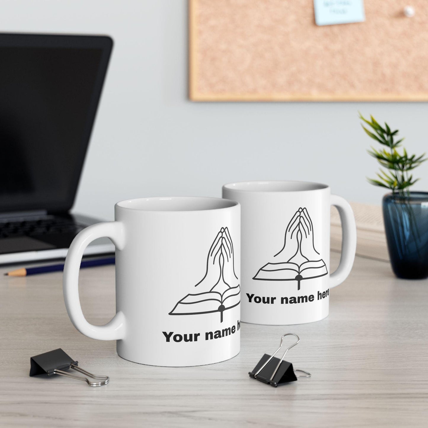 Mug chrétien personnalisable – Mains en prière et Bible, céramique brillante 11oz/15oz, micro-ondes & lave-vaisselle