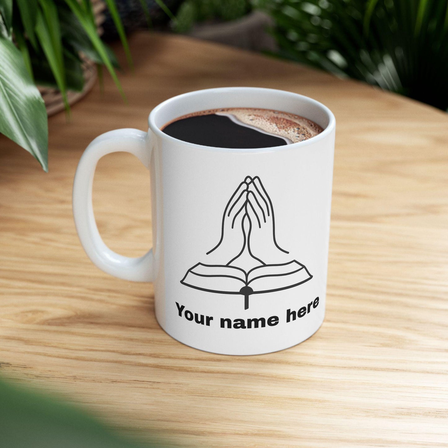Mug chrétien personnalisable – Mains en prière et Bible, céramique brillante 11oz/15oz, micro-ondes & lave-vaisselle