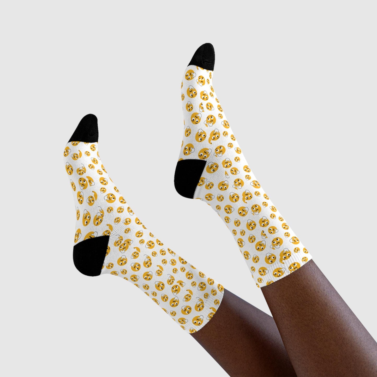 Chaussettes « Emoji thinking » – crew sublimées, motif emoji doré, confort quotidien
