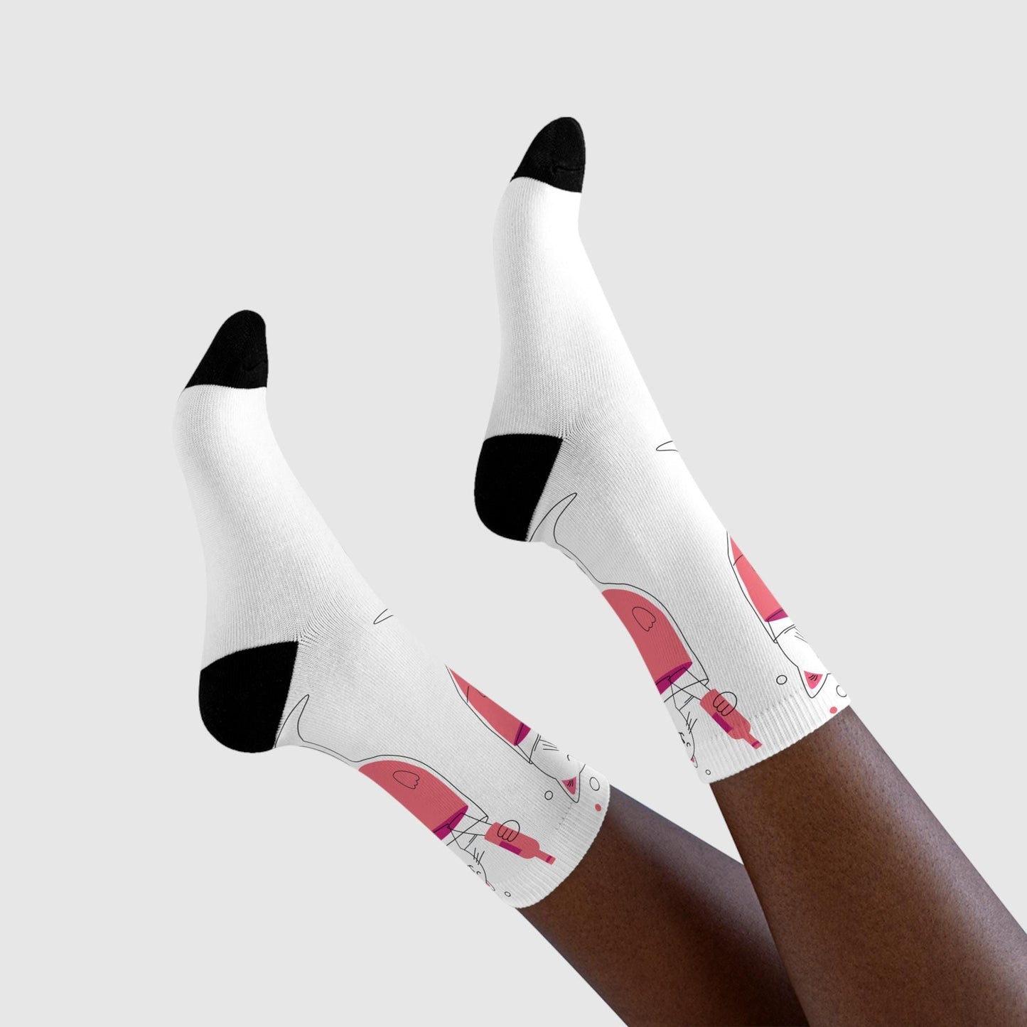 Chaussettes « Whimsical Cat » – crew imprimées, chat & verre, fun party vibes