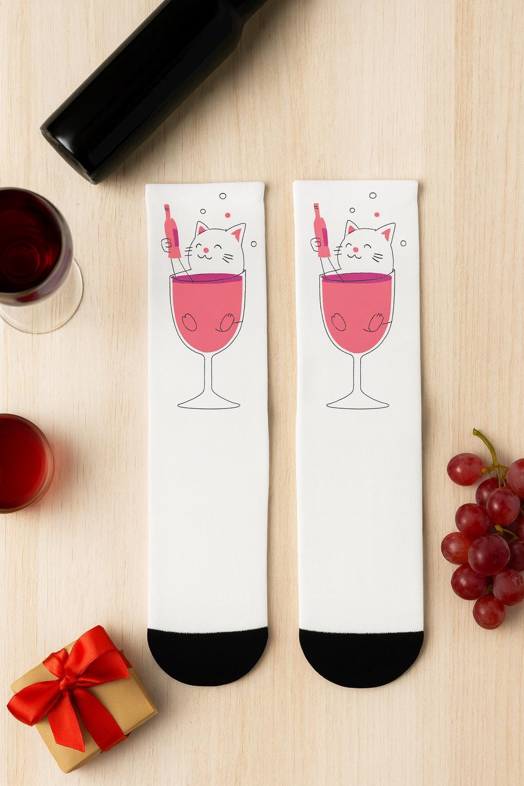 Chaussettes « Whimsical Cat » – crew imprimées, chat & verre, fun party vibes