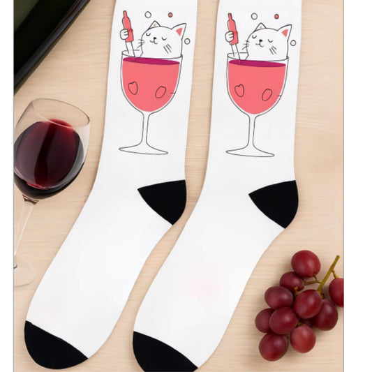 Chaussettes « Whimsical Cat » – crew imprimées, chat & verre, fun party vibes