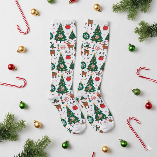 Chaussettes montantes blanches Noël | Rennes, sapins et boules | Respirantes & stretch | Mode inclusive Big Smiles