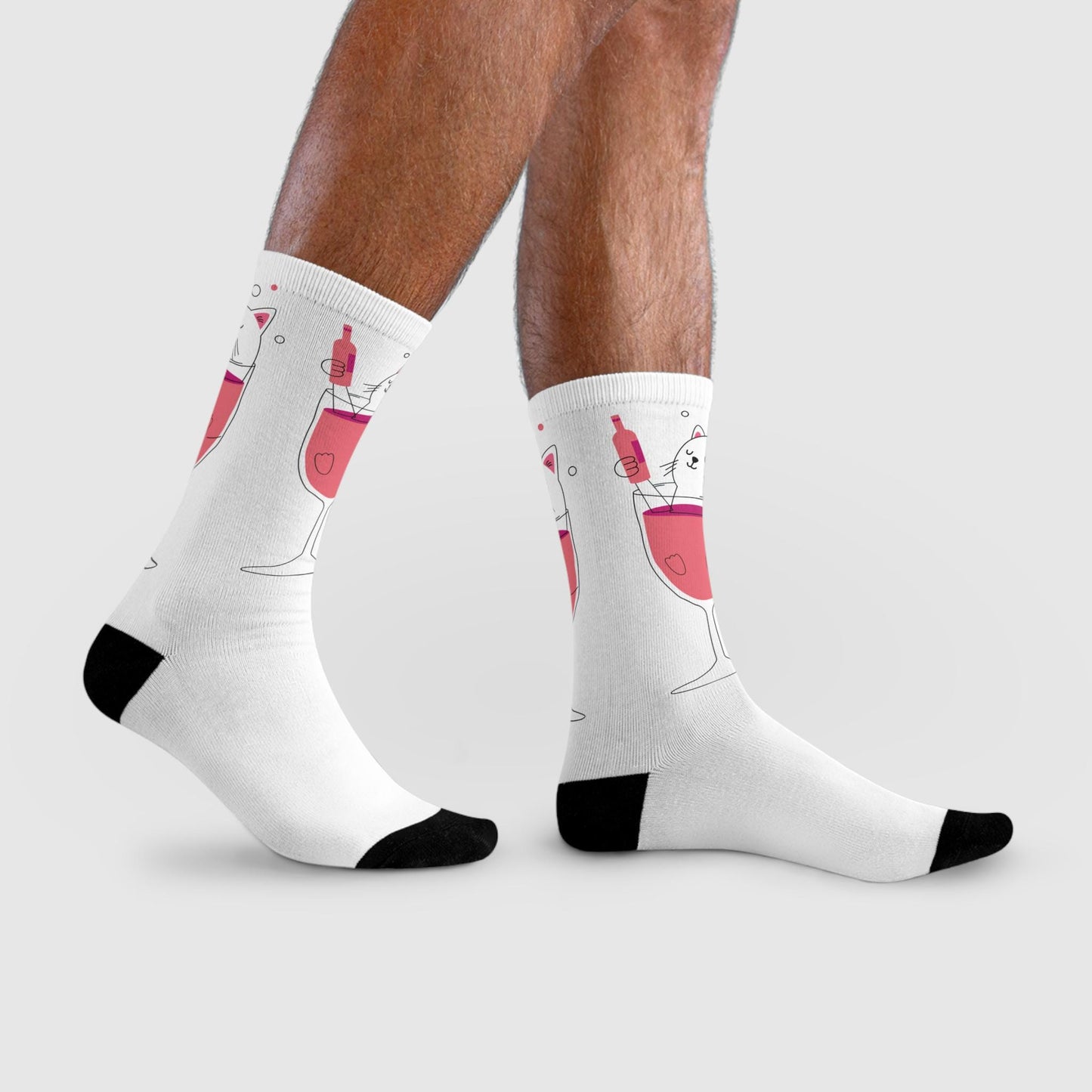 Chaussettes « Whimsical Cat » – crew imprimées, chat & verre, fun party vibes
